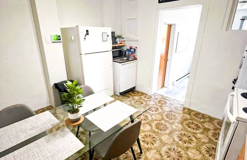 Ville-Emard Apartment | Zen & Artistic apartment n15 min from Downtown by transit nNear Attractions