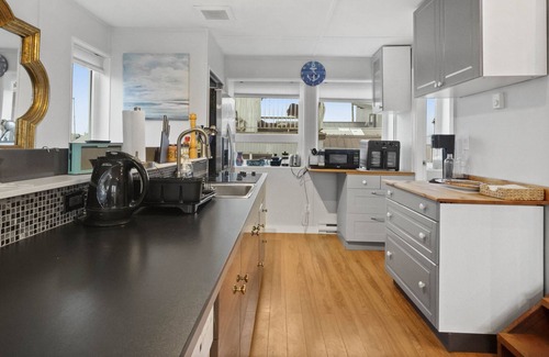 Lower Lonsdale Boat Rental | Zen Boathouse: 3br/Rooftop deck/views/sunsets!