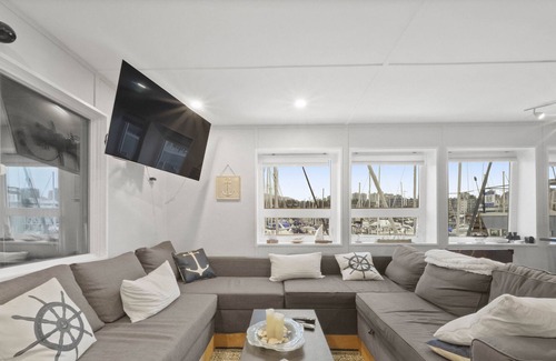 Lower Lonsdale Boat Rental | Zen Boathouse: 3br/Rooftop deck/views/sunsets!
