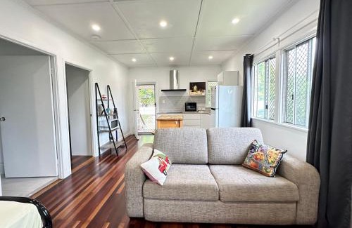 Taigum House | Zen Escape Guest House "Location 3" - Hidden Gem, Funky Corner, Boutique Granny Flat