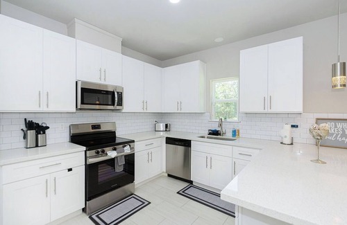 Conroe House | Zen Estates-Townhome for Small Group 3Br Modern Retreat Near Lake Conroe!