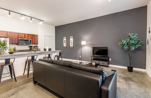 Downtown Memphis Apartment | Zen Garden KING SUITE downtown + POOL & GYM