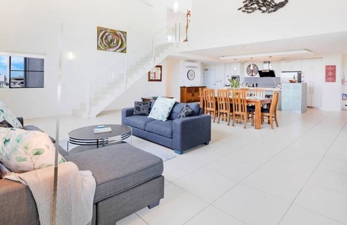 Darwin City Centre Condo | ZEN LUXURY 2-STORY Penthouse Mindal View