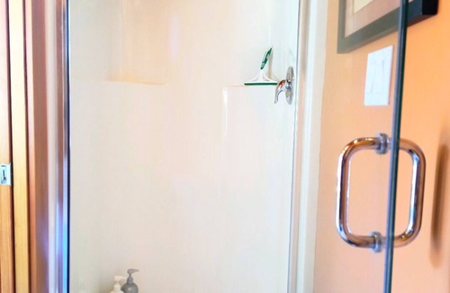 Edmonds Cottage | Zen & Modern Artistic Retreat, Garden View