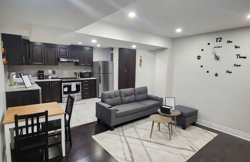 Brampton Apartment | Zen Nest - Cozy, conveniently located, and just minutes to the airport!