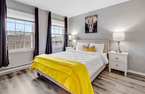 Yorkville Condo | Zen Retreat Themed Apartment, 75TV, Garage, FastWiFi