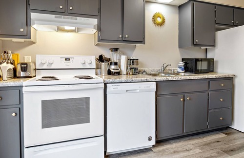 Yorkville Condo | Zen Retreat Themed Apartment, 75TV, Garage, FastWiFi