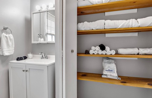 Yorkville Condo | Zen Retreat Themed Apartment, 75TV, Garage, FastWiFi