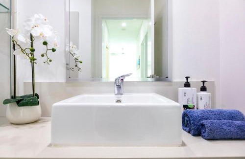 Darwin City Centre Apartment | Zen Sapphire Shore 3BR Balcony - Pool - Work Desk