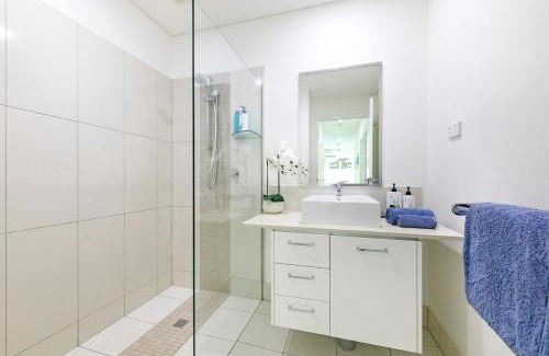 Darwin City Centre Apartment | Zen Sapphire Shore 3BR Balcony - Pool - Work Desk