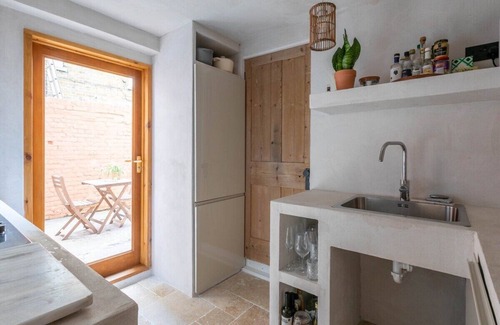 Cliftonville Condo | Zen Spa Apartment ~ Soaking Bath & Shower for 2