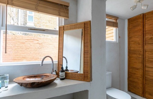 Cliftonville Condo | Zen Spa Apartment ~ Soaking Bath & Shower for 2