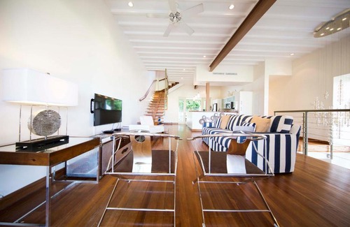 Halcyon Heights Apartment | Zenbreak Hillside Loft 5