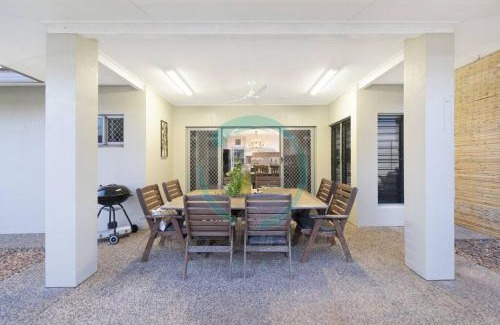 Muirhead Apartment | Zenhouse: 4BR Stylish Work/Family Home in Muirhead