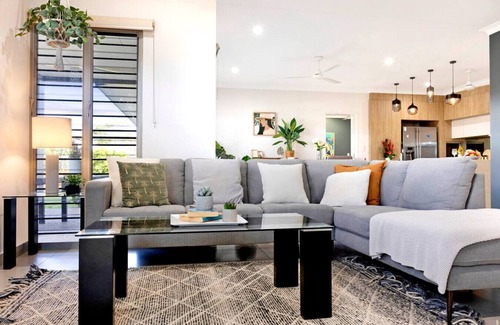 Muirhead House | Zenhouse Prestige: Modern ~ Stylish ~ Private Lawn