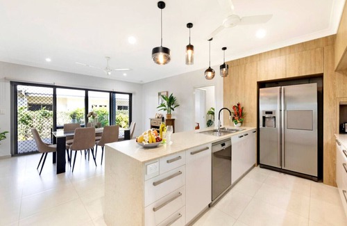 Muirhead House | Zenhouse Prestige: Modern ~ Stylish ~ Private Lawn