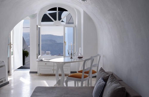 Imerovigli Hotel | Zenith Blue Villas - Traditional Honeymoon Cave Suite with 2 Hot Tubs