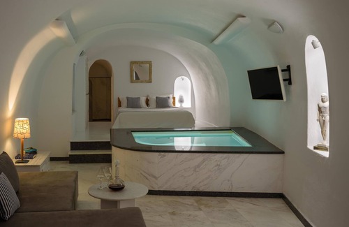 Imerovigli Hotel | Zenith Blue Villas - Traditional Honeymoon Cave Suite with 2 Hot Tubs
