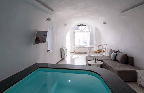 Imerovigli Hotel | Zenith Blue Villas - Traditional Honeymoon Cave Suite with 2 Hot Tubs