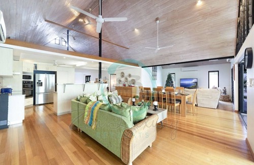 Durack House | ZENLUX - 3-Story Corporate Golf Retreat