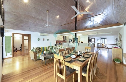 Durack House | ZENLUX - 3-Story Corporate Golf Retreat