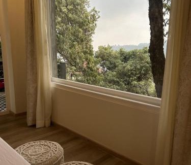 Mallital Apartment | Zephyr 2BHK Lakeview Near Mall Road & Naini Lake