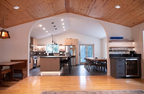 Tahoe Woods House | Zermatt - Mountain Retreat Near Beach and Skiing, HotTub