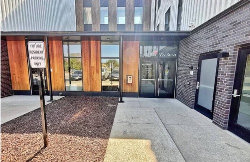 Downtown Des Moines Apartment | Zesty Orange Abode (438)