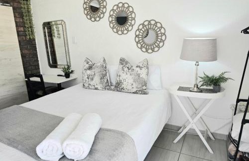 Boksburg Apartment | Zhantique Guest House 1- Unit 2