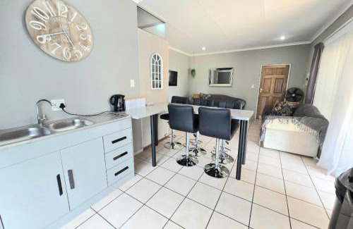 Boksburg House | Zhantique Guest House 2- Unit 6