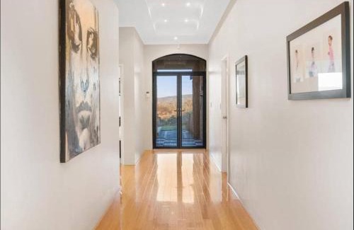 Perth House | Zig Zag Retreat - Panoramic views, secluded hills nature reserve, infinity pool