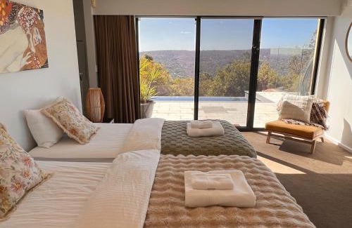 Perth House | Zig Zag Retreat - Panoramic views, secluded hills nature reserve, infinity pool