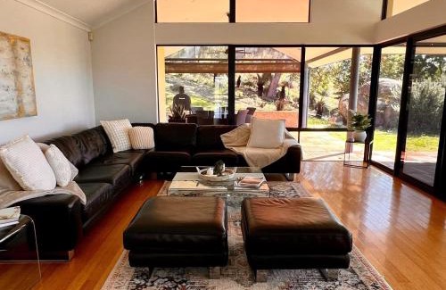 Perth House | Zig Zag Retreat - Panoramic views, secluded hills nature reserve, infinity pool