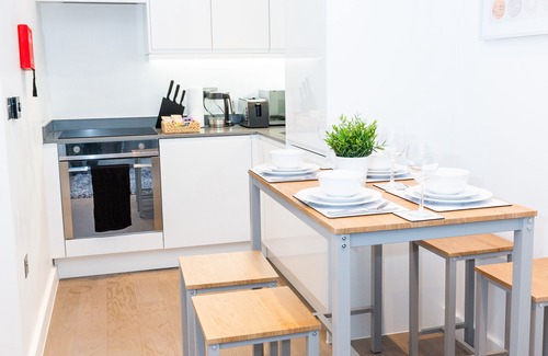 St Albans Apartment | Ziggurat-Close to London-Luton Airport-St Albans Train station-HarryPotter World