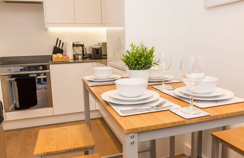 St Albans Apartment | Ziggurat-Close to London-Luton Airport-St Albans Train station-HarryPotter World