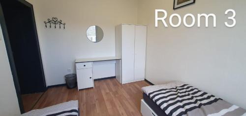 Leverkusen Apartment | Zimmer 3 von 3 mit Gemeinschaftsbad-Küche, 30min Köln Messe Bahnhof, 5min Leverkusen Bahnhof Zentrum