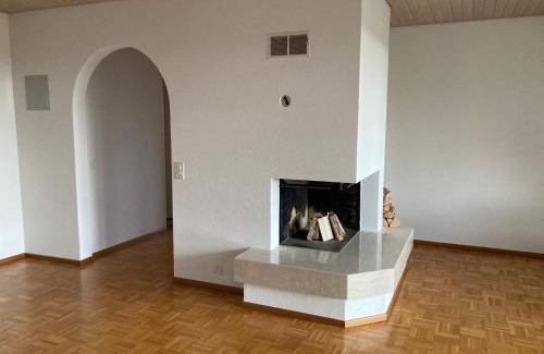 Schaffhausen Apartment | Zimmer direk am Waldrand mit Ausblick über Schaffhausen und Wohnzimmer mit Kamin