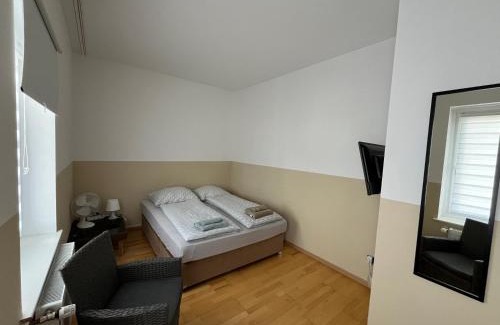 Meine House | Zimmer für 2 Personen-Bad-Kühlschrank-TV-11