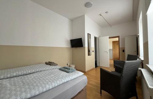 Meine House | Zimmer für 2 Personen-Bad-Kühlschrank-TV-11