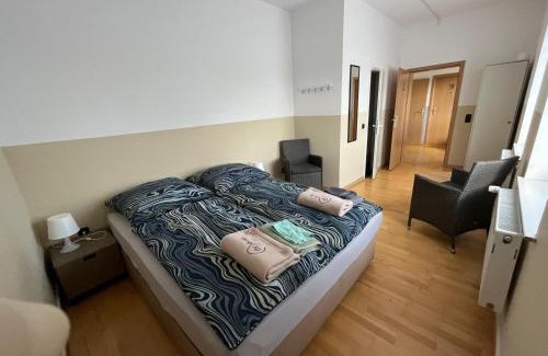 Meine House | Zimmer für 2 Personen-Bad-Kühlschrank-TV-11