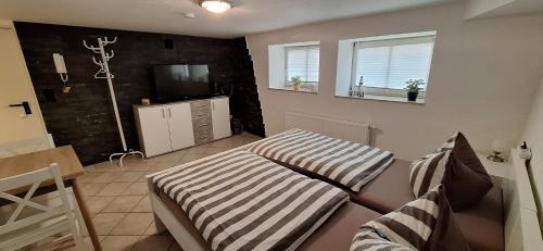 Schwerin Apartment | Zimmer im UG direkt in der Innenstadt, Centrum