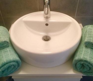Bellikon House | Zimmer mit Bad und Balkon