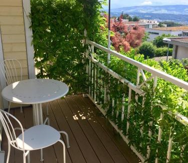 Bellikon House | Zimmer mit Bad und Balkon