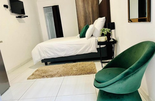 Emalahleni House | Zindiza Guesthouse