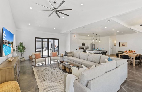 Hurricane House | Zion Luxury: PRIVATE POOL/Hot Tub, Pickleball, Ping Pong, Gaming, 5 Bdrms Sleeps 20 Sand Hollow
