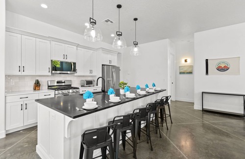 Hurricane House | Zion Luxury: PRIVATE POOL/Hot Tub, Pickleball, Ping Pong, Gaming, 5 Bdrms Sleeps 20 Sand Hollow