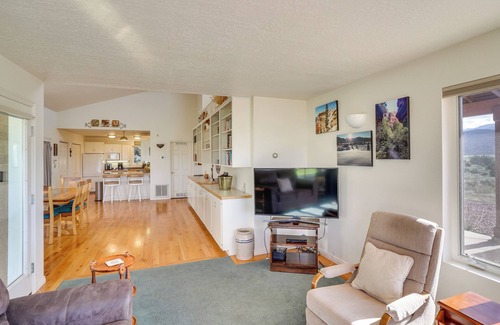 New Harmony House | Zion Mountain Guest House w/Canyon Vistas!