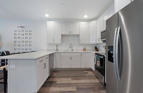 Hildale Apartment | Zion Retreat: 3BR/2BA Full of Amenities: Pool, Hot Tub, Sauna, Outdoor Theater