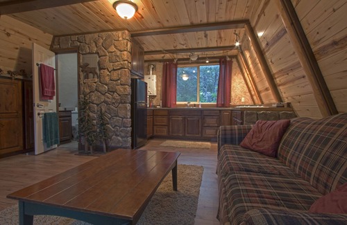 Orderville Cabin | Zion's Cable Mountain Trail Head Cabin sleeps 6 boarders East Zion National Park