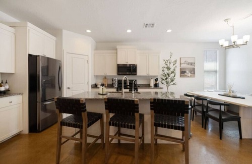 Apple Valley House | Zion views~Hot Tub~RV Parking~Sauna